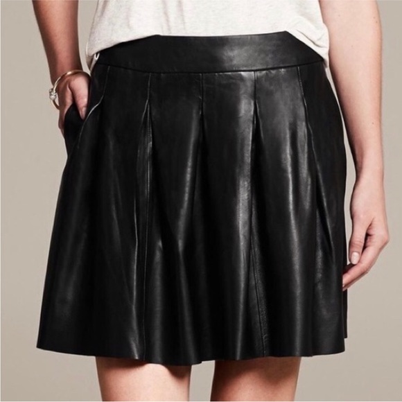Banana Republic Lamb Leather Pleated Mini Skirt Black 6 - Picture 3 of 9